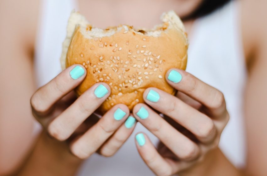  Dia da Gula: você sabe a diferença entre fome e compulsão alimentar?