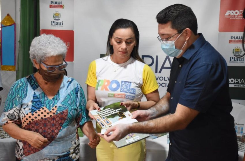  Regina Sousa faz entrega de material complementar para o programa Alfabetização na Idade Certa em Lagoa Alegre