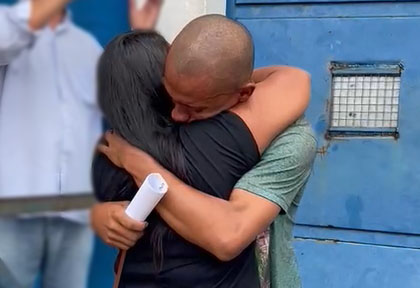  Jovem preso por engano chora ao sair da cadeia