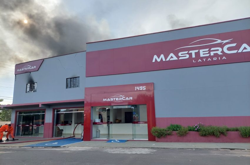  Incêndio atinge loja de autopeças no bairro Tabuleta