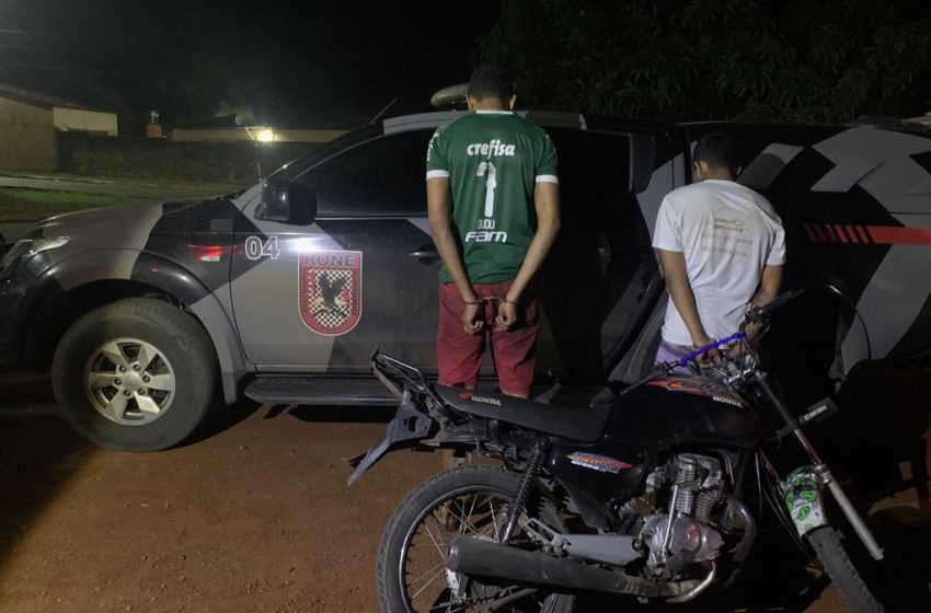  Dupla empina moto em frente a guarnição da PM e é presa no Piauí