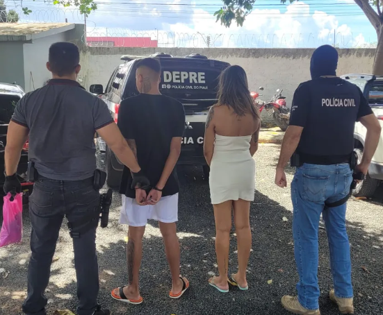  Mãe e filho são presos suspeitos de vender drogas em residência ao lado de igreja em Teresina
