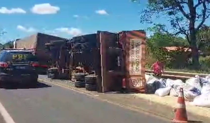  Carreta tomba e derruba carga de soja na BR-343 no Piauí