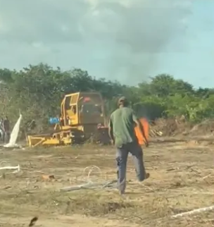  Moradores incendeiam trator e ocupam terreno para evitar construção em Barra Grande, no litoral do Piauí