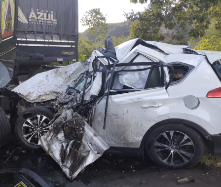  Colisão entre carro e caminhão deixa cinco mortos na BR-135, Sul do Piauí
