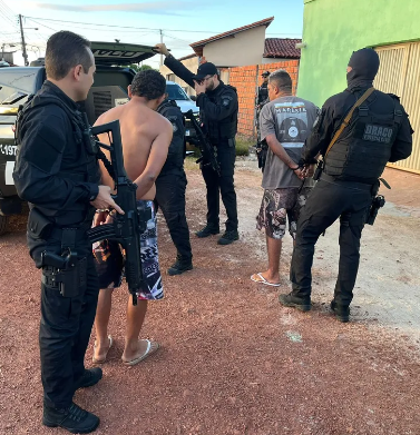  Polícia faz buscas e prende suspeitos de integrar facção criminosa em Teresina e Altos, no Piauí