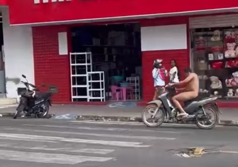  Homem pelado é flagrado pilotando moto no Centro de Floriano