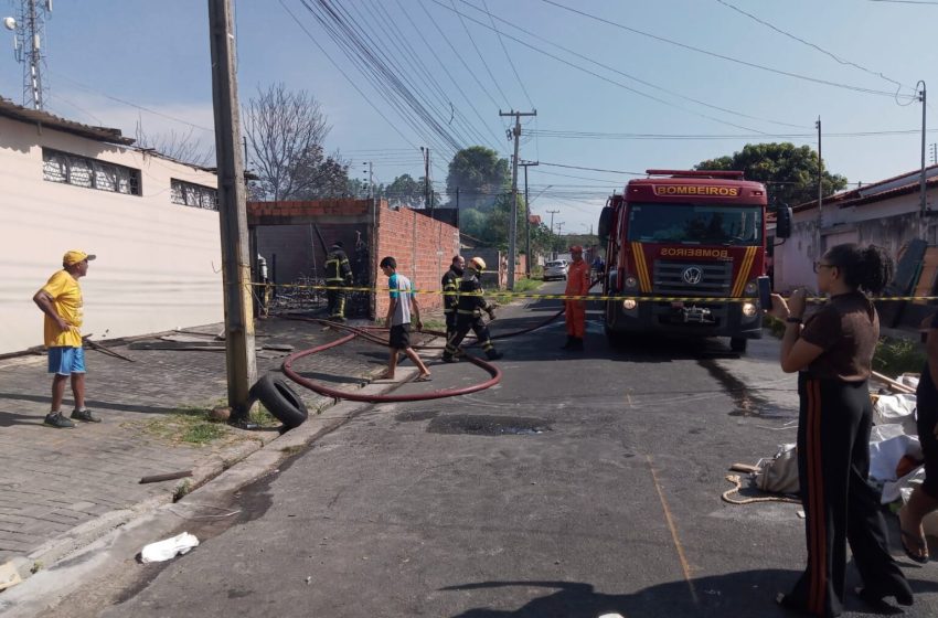  Fábrica de estofados pega fogo e fica destruída em Teresina; ninguém ficou ferido