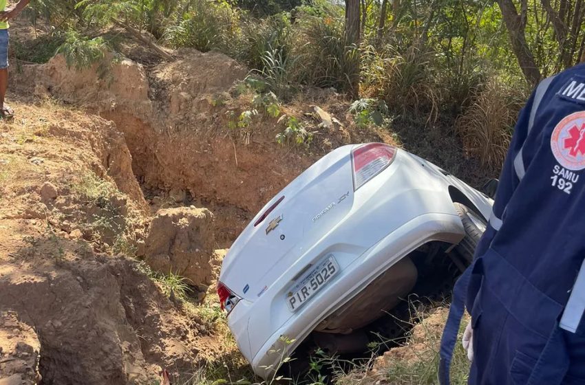  Motorista fica ferida após carro cair em barranco na Estrada da Alegria