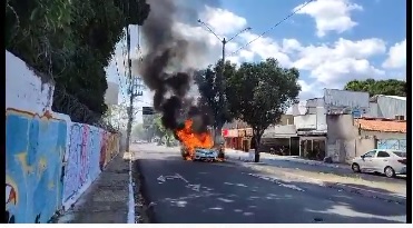  Carro pega fogo em sinal na avenida Joaquim Nelson
