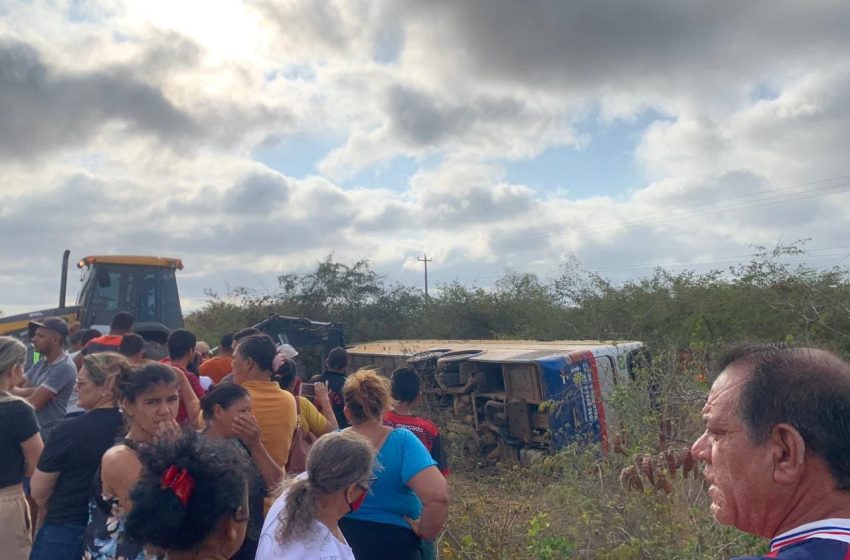  Ônibus com romeiros de Teresina sofre acidente a caminho de Canindé