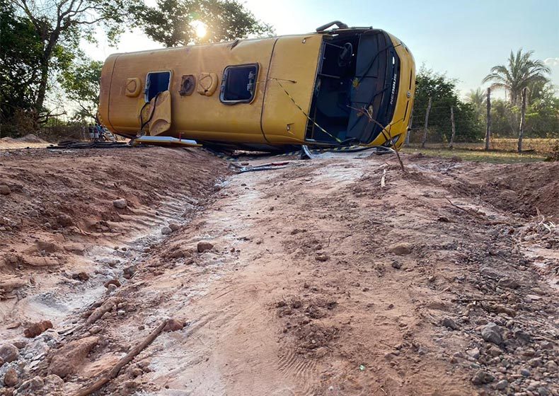  Polícia investiga causas do tombamento de ônibus escolar que matou estudante no Piauí