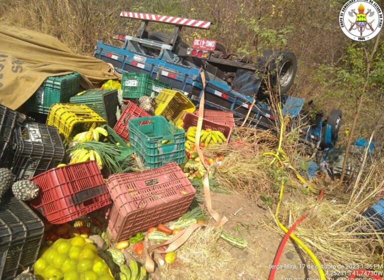  Homem morre em acidente com caminhão carregado de frutas em Piripiri