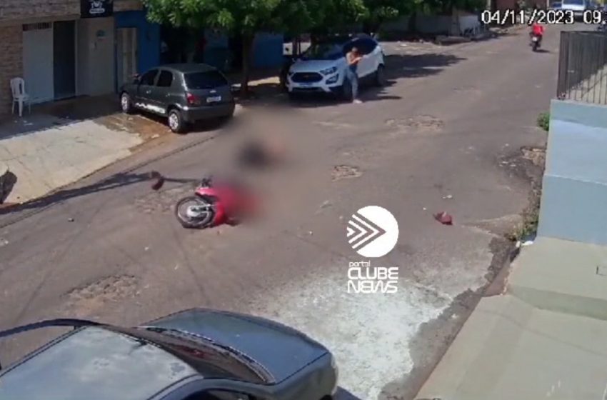 Jovem é arremessada após homem abrir porta de carro e atingir moto em Picos