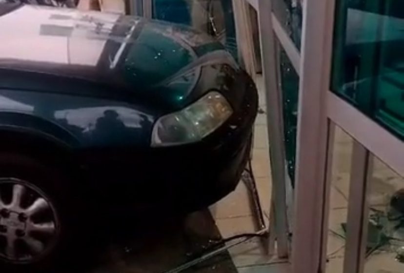  Carro invade e quebra vidraça de UPA durante socorro à vítima de AVC; paciente está estável