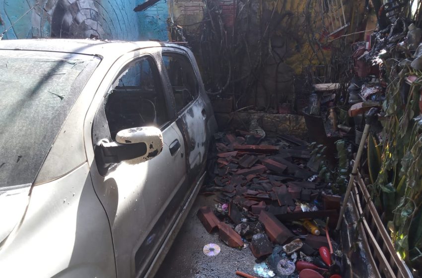  Carro pega fogo em garagem e família fica ferida na zona Sul de Teresina