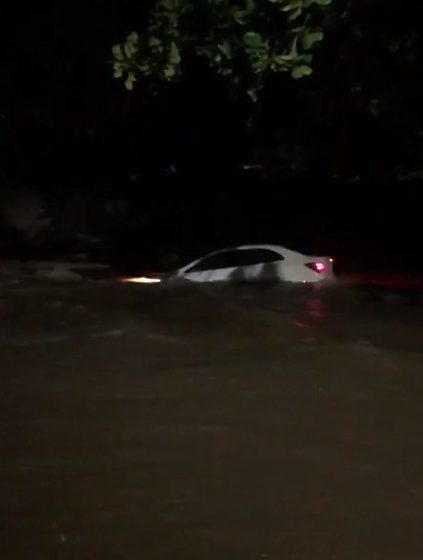  Carro é arrastado por água durante chuvas e motorista é resgatado com corda por população