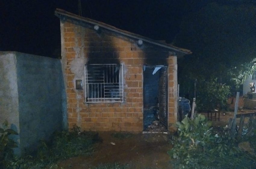  Casa e moto ficam destruídos após incêndio na cidade de Picos