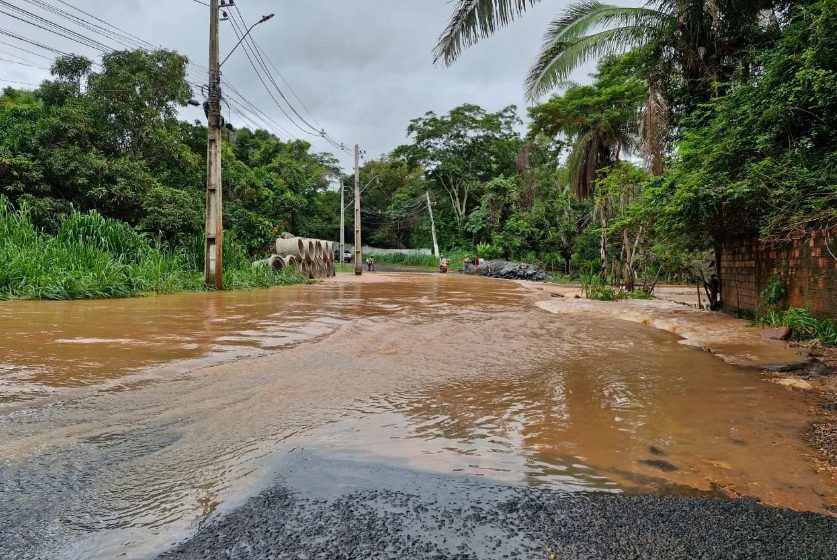  Riacho transborda e interdita avenida na zona Sudeste de Teresina