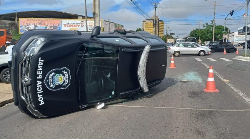  Carro da Polícia Penal do Piauí tomba na zona Sul de Teresina