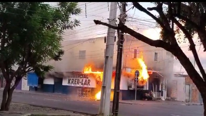  Vídeo: incêndio provoca explosões em um mercado na zona Leste de Teresina