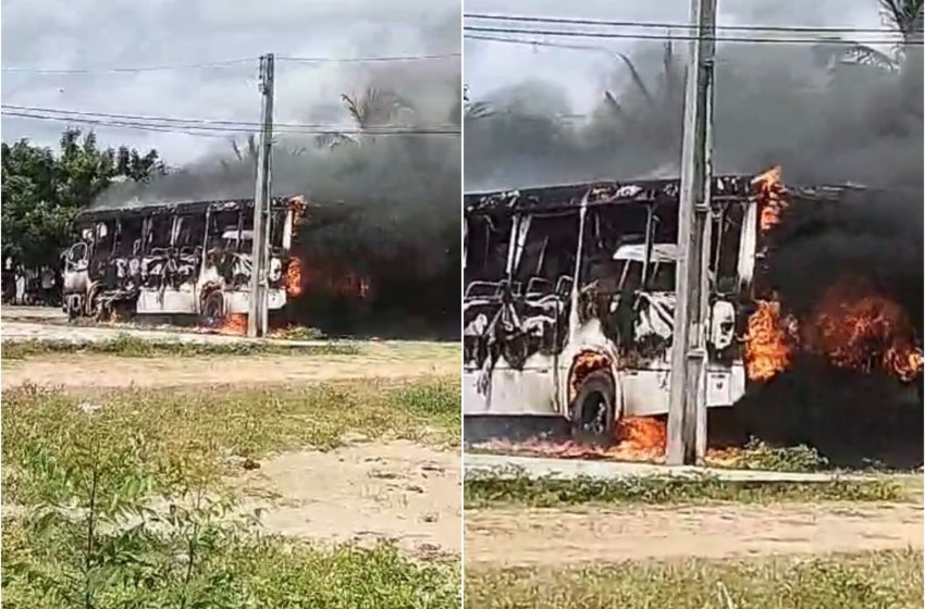  Ônibus escolar pega fogo em Cajueiro da Praia (PI)
