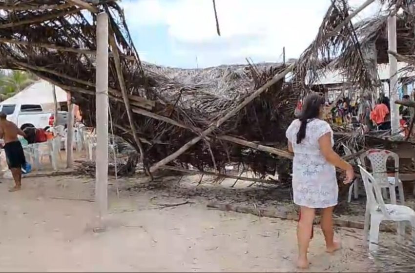  Estrutura de barraca de praia cai após cliente armar rede em Luís Correia