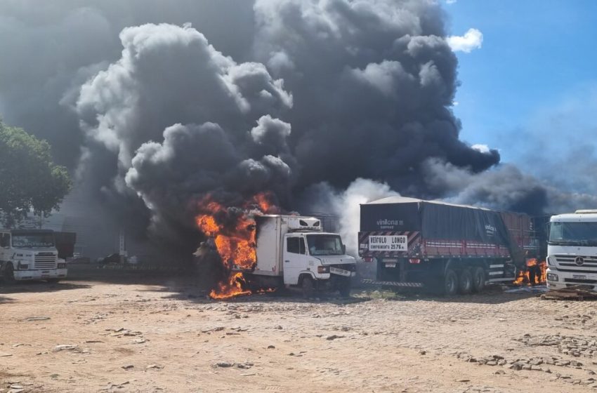  Ônibus pega fogo e chamas atingem duas carretas na zona Sudeste de Teresina