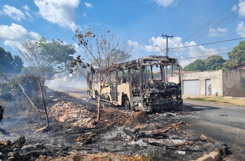  Ônibus do transporte coletivo pega fogo na zona Leste de Teresina