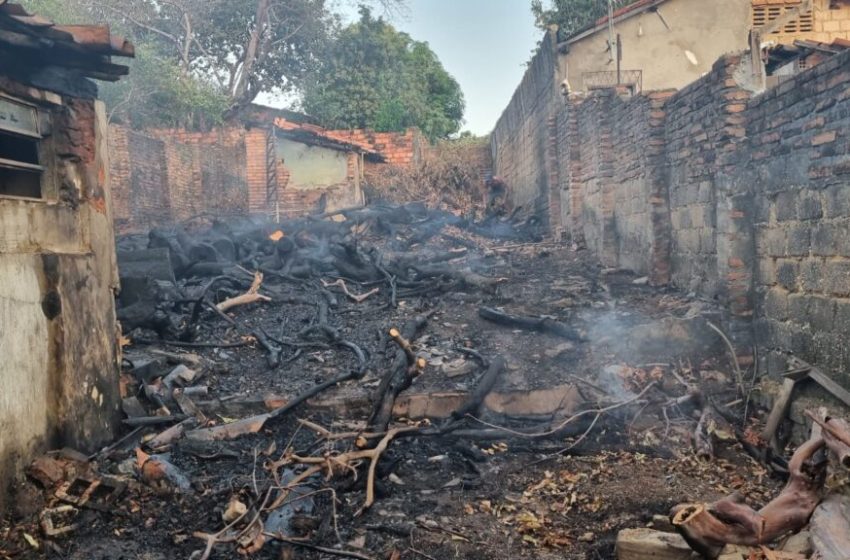  Proprietário coloca fogo em quintal e causa incêndio no bairro Monte Castelo