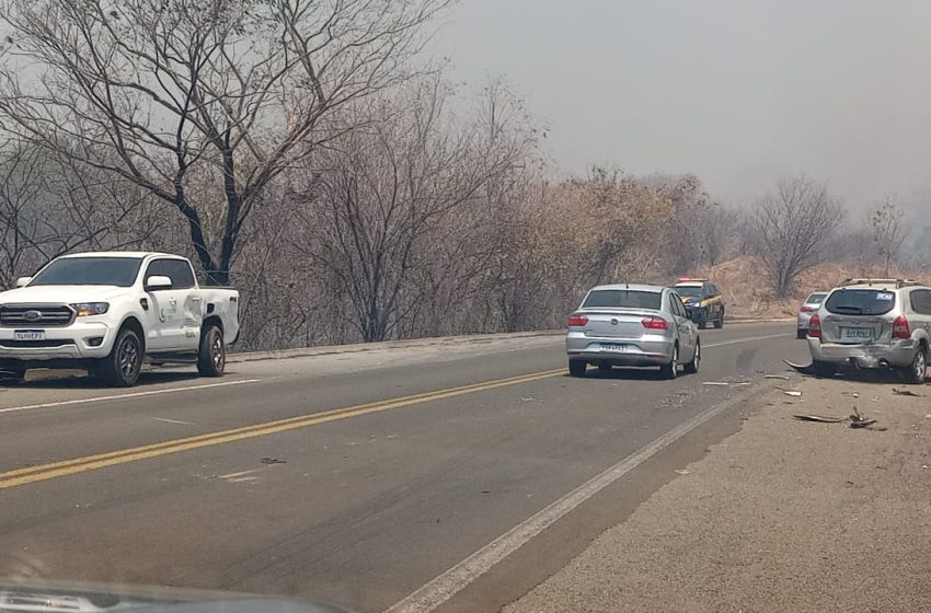  Fumaça de incêndio causa acidente entre dois carros na BR-343 no Sul do Piauí