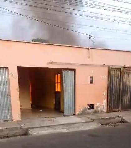  Incêndio atinge residência e destrói equipamentos de ateliê em Teresina