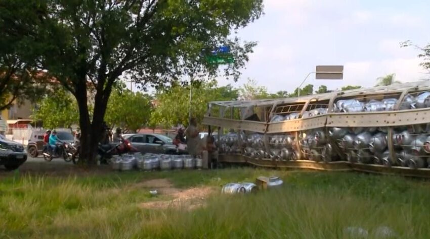  Caminhão carregado com botijão de gás tomba em rotatória da zona Sudeste de Teresina