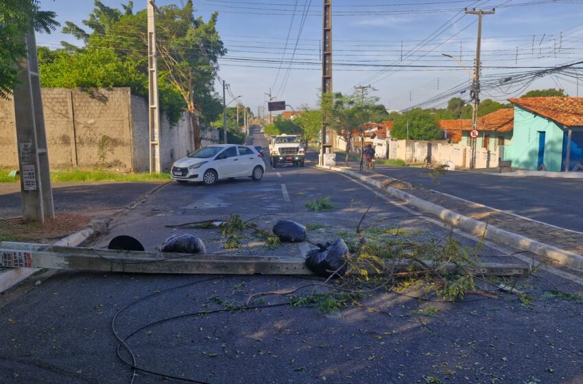  Carro derruba poste e interdita avenida da zona Norte de Teresina