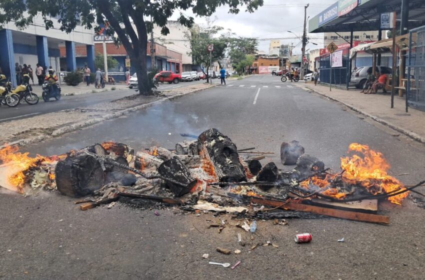  Vendedores ambulantes fecham avenida em protesto contra retirada de parada de ônibus