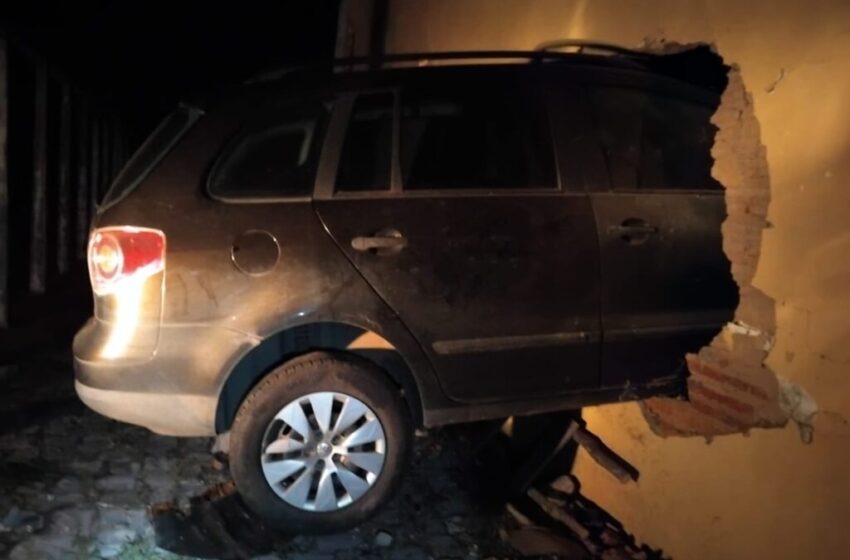  Motorista perde controle de carro e invade templo da Assembleia de Deus