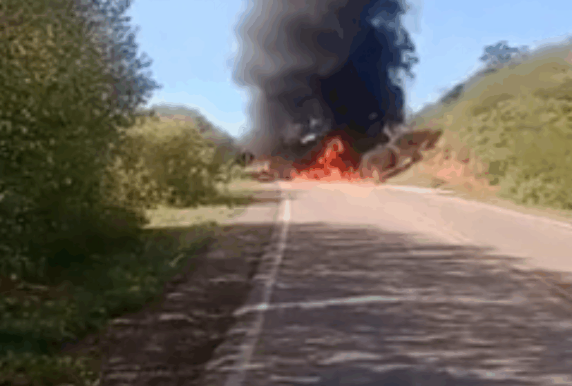 Caminhão tomba, pega fogo e passageiro morre em acidente