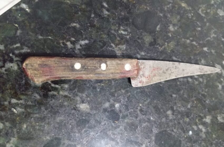 Homem é preso após espancar companheira com cabo de vassoura
