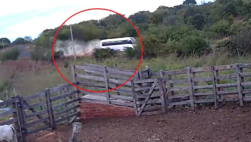 Vídeo: van com estudantes derrapa e sai da pista em curva na PI-242