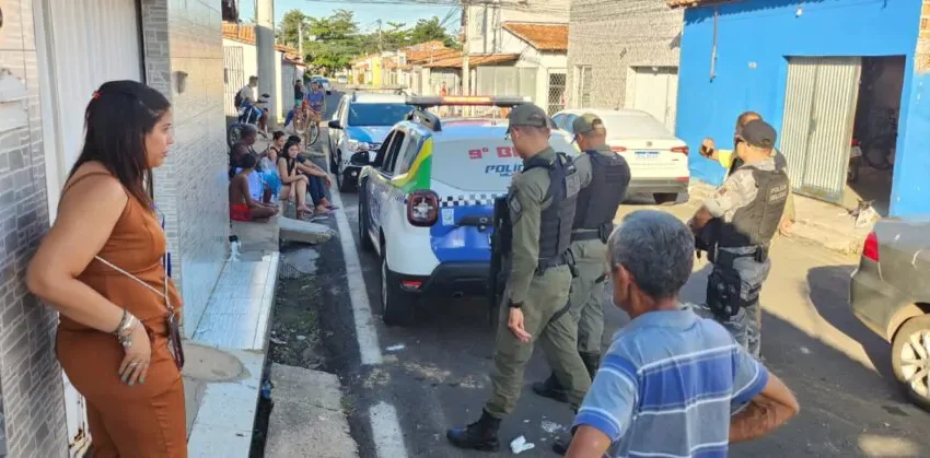 Criança de 4 anos é resgatada após ser deixada sozinha e sem alimentação em casa