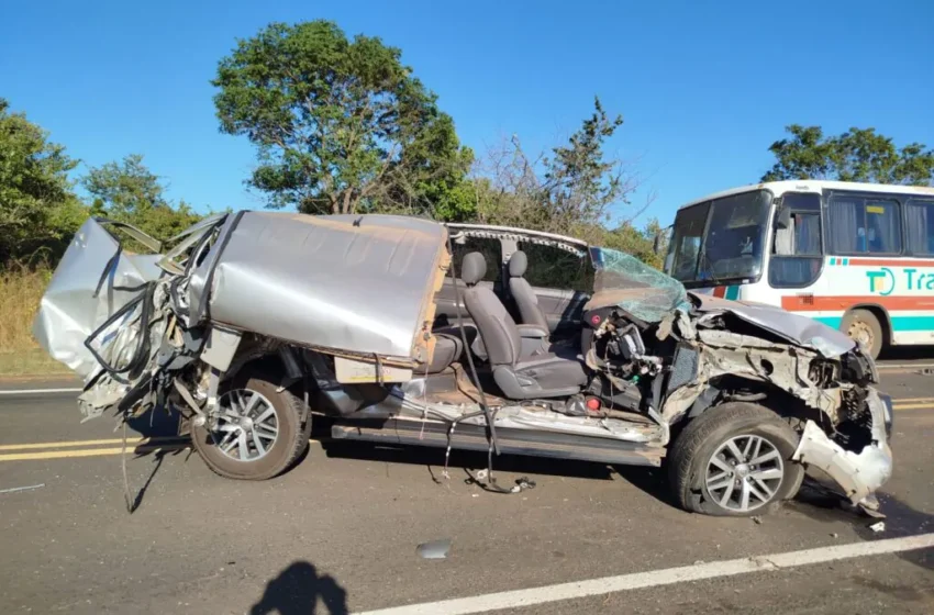 Médica fica ferida após caminhonete colidir com ônibus na PI-115
