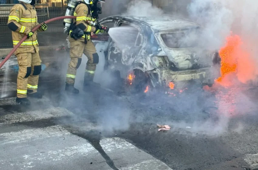 Carro pega fogo e fica completamente destruído em Floriano