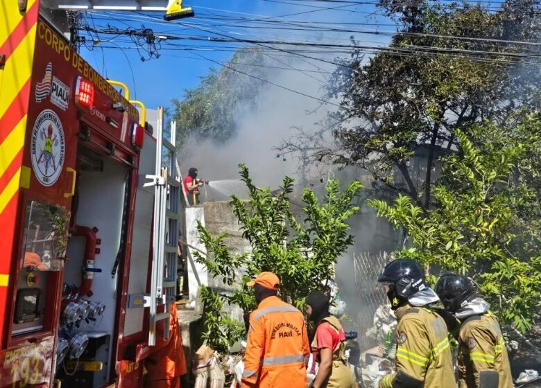 Incêndio atinge residência com acúmulo de materiais recicláveis em Teresina