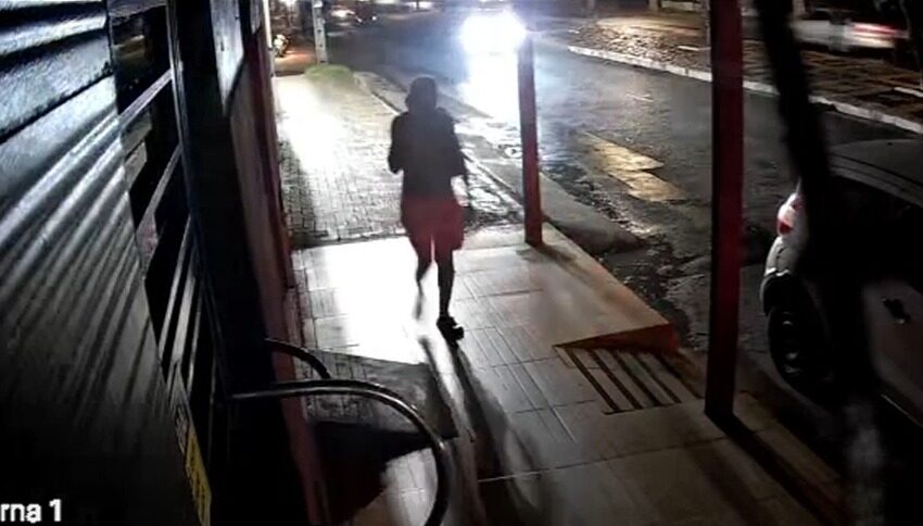  Vídeo: pedestre passa por local segundos antes de carro invadir calçada e atingir lojas