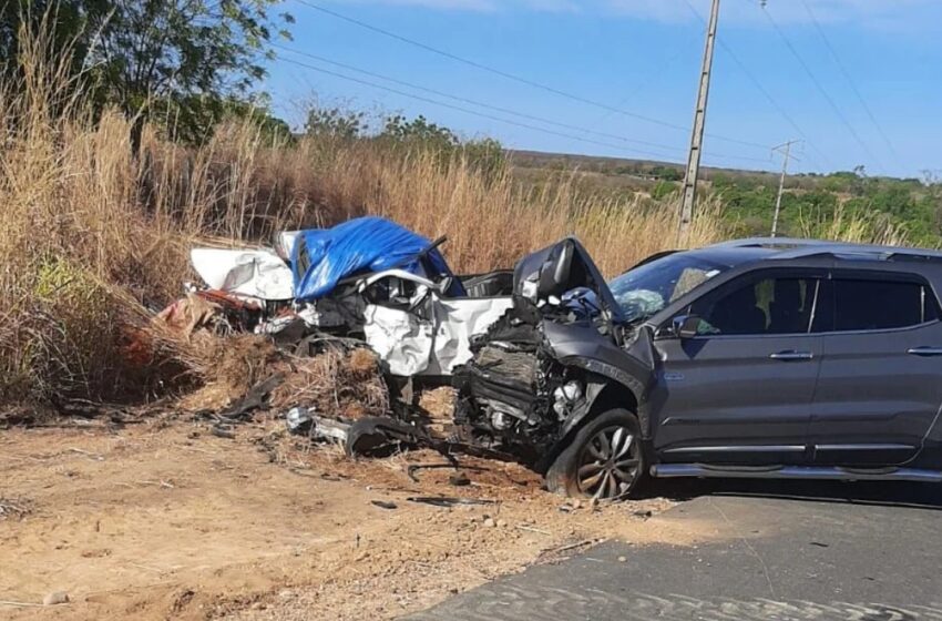  Colisão frontal entre picapes deixa dois homens mortos na BR-135