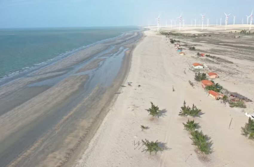 Cinco pescadores cearenses resgatados são levados para Luís Correia após embarcação virar em alto mar em Camocim