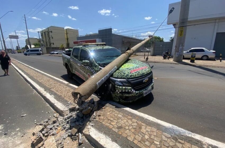 Viatura derruba poste e interdita trecho da Avenida Barão de Gurguéia