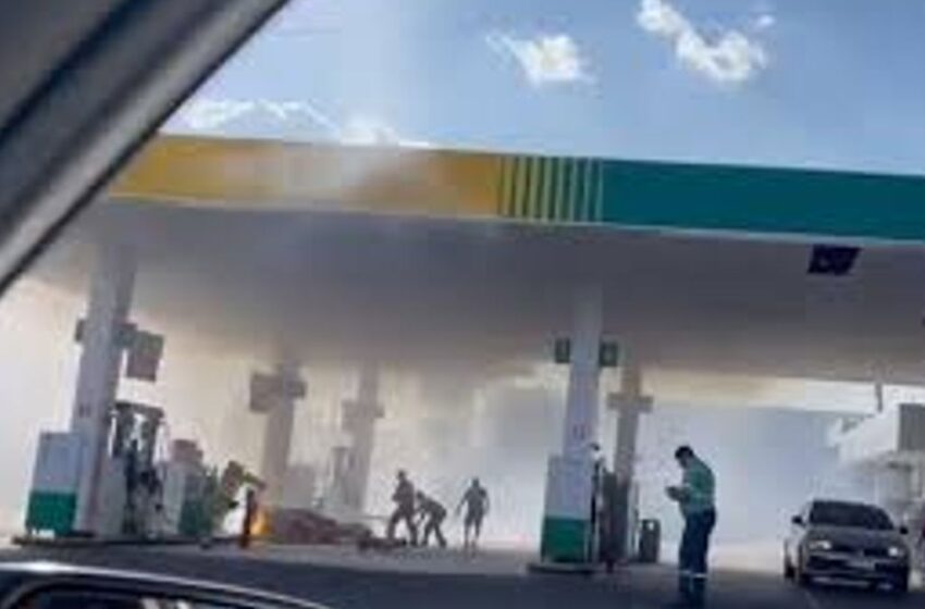 Vídeo: bomba de combustível pega fogo e funcionários tentam conter incêndio