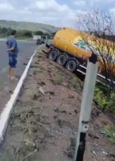  Vídeo: caminhão de combustível tomba e carga vaza após acidente no Piauí