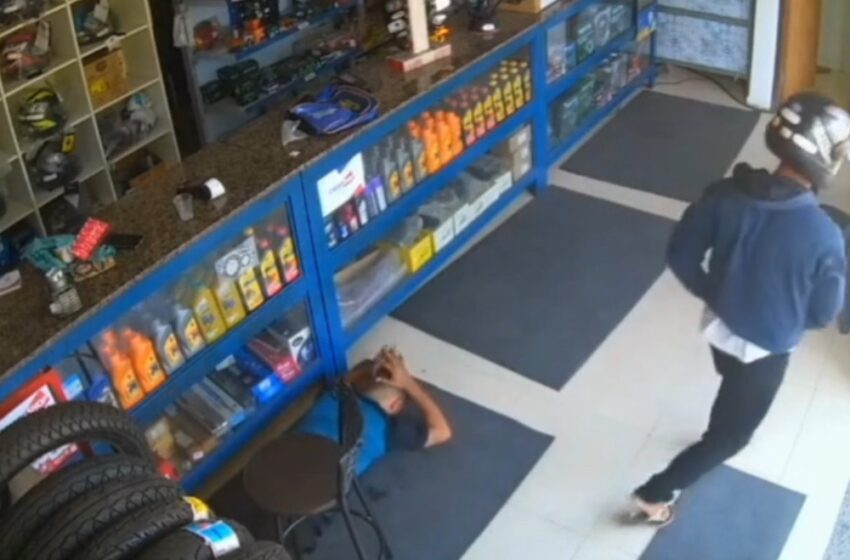  Vídeo: dupla armada invade loja de motopeças em Timon e realiza assalto; polícia procura suspeitos